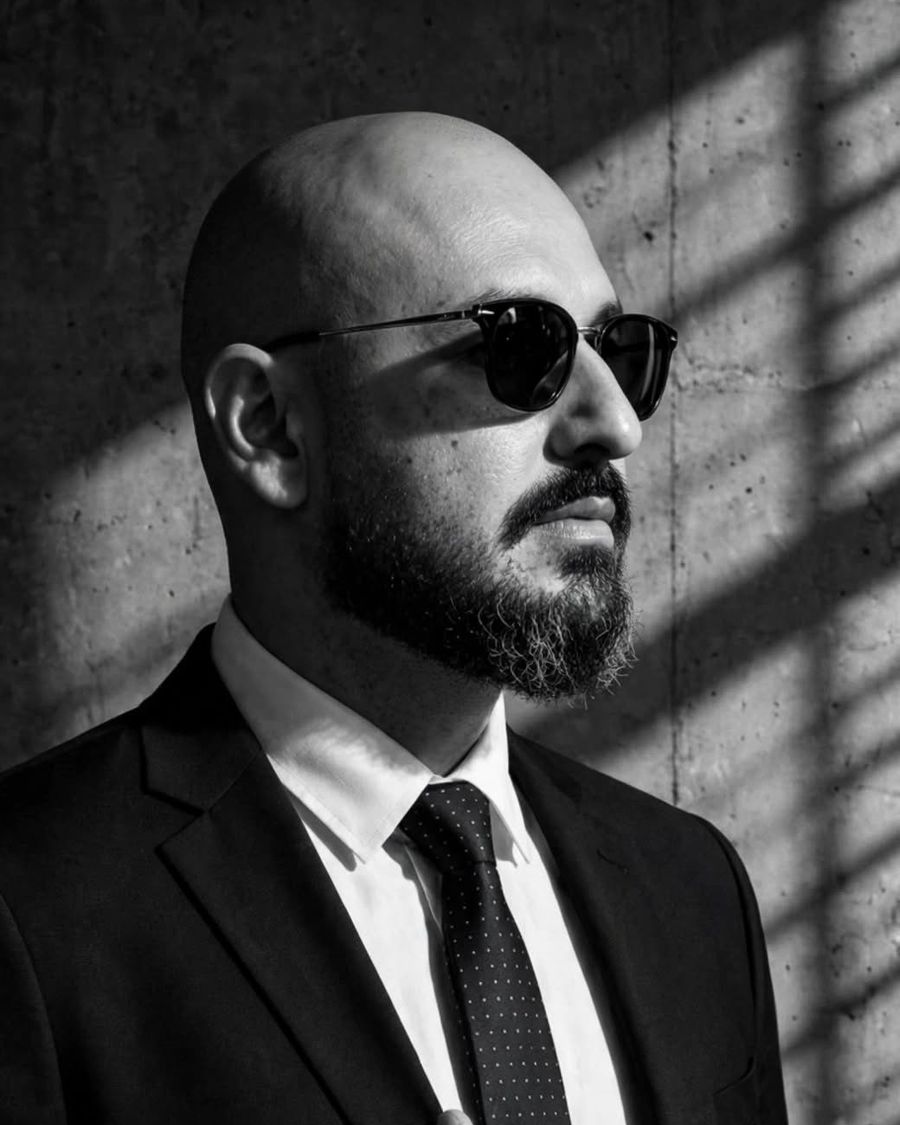 Rodrigo Matos, retrato de perfil em preto e branco